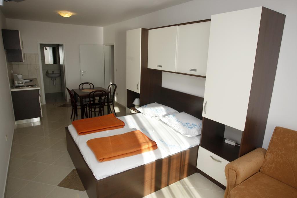 Apartments Rubic Омиш Экстерьер фото